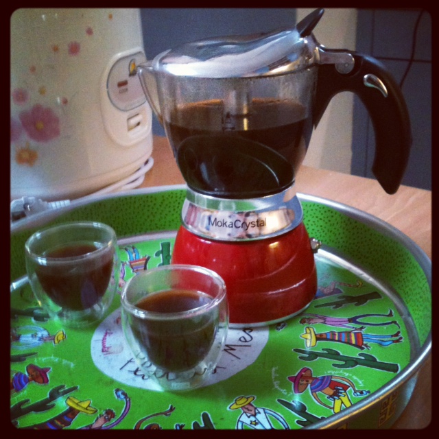 Cafetière Bialetti, verres Bodum