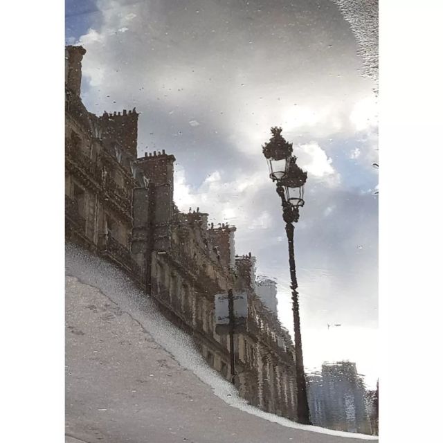 La tête dans les nuages. #reflet #reflection #paris #reverbere #streetlight #nuages #clouds