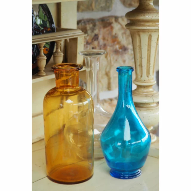 Trouvailles de vide-grenier ou ressourcerie cet été. #carafe #verre #verrecoloré #colouredglass #coloredglass #vintageglass #bouteille #retro #vintage #blueglass #yellowglass