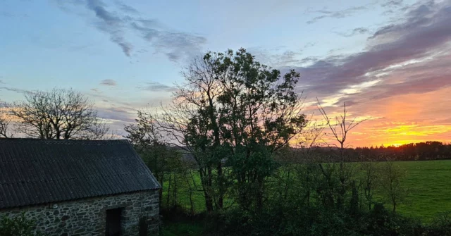 Back to the happy place after much sorrow. #landevennec ##finistere #presquiledecrozon #leboutdumonde #pennarbed #bretagne #brittany #sunset #coucherdesoleil